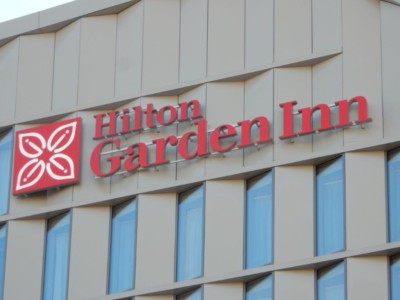 Enseigne et logo du Hilton Garden Inn à Bordeaux - Semios